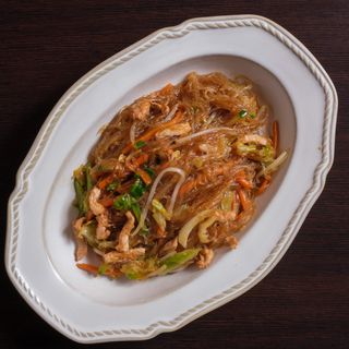 130. Spaghetti di soia saltati con maiale piccanti e verdure