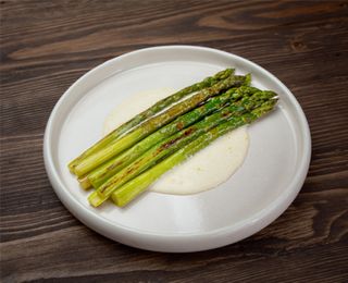 Sparanghel cu sos de lămâie și smântână