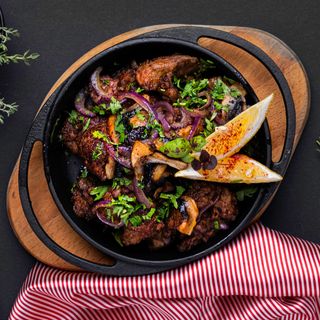 Пилешки дробчета
с гъби и лук (200г)