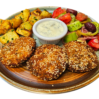 Рибни кюфтенца със сусам, картофи соте, свежа салата и сос тартар (570гр)
