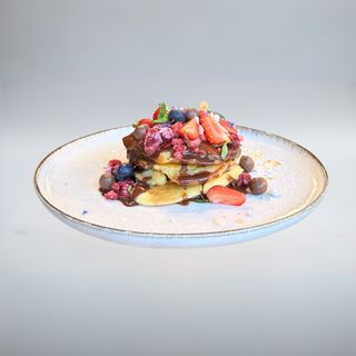 Pankejki z domową polewą czekoladową i owocami sezonowymi