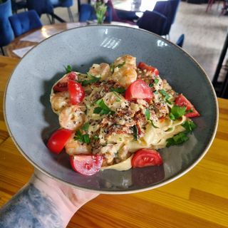 Makaron z krewetkami i suszonymi pomidorkami