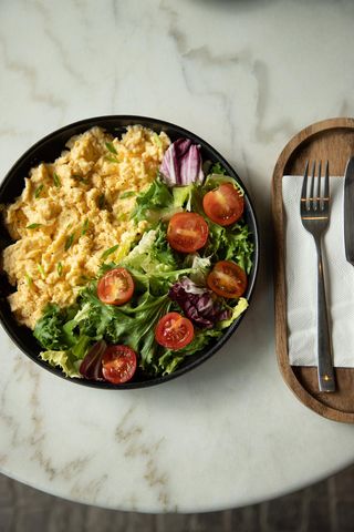 Jajecznica z sałatką