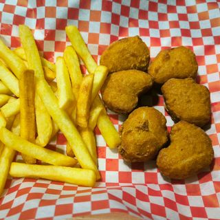 Nuggets de pollo (6 Uds.), patatas y bebida