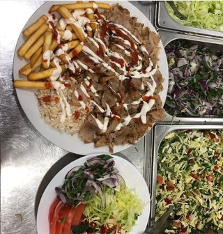 Piatto doner kebab con patate e insalata