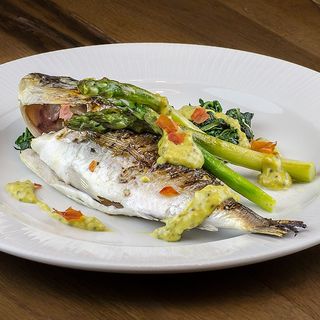 Păstrăv prăjit cu mămăliguță și mujdei de usturoi