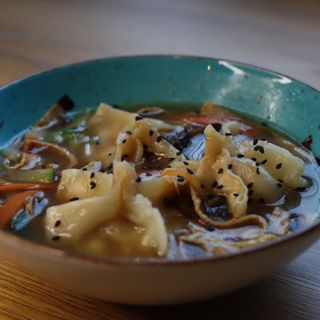 Zupa Won ton z pierogami gyoza 500ml