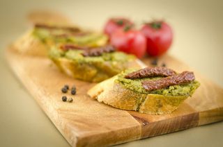 Брускети с песто, маслинова паста и сушен домат
