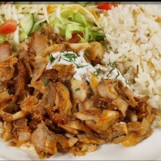 Plato kebab con carne +Arroz +ensalada y salsas 