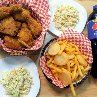 Combo Yo Brindo:    8 Piezas Pollo + entrantes + Refresco