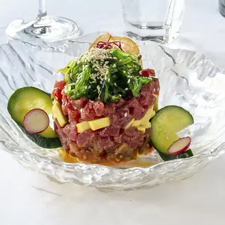 Tartar de atún con tomate cassé, aguacate fresco