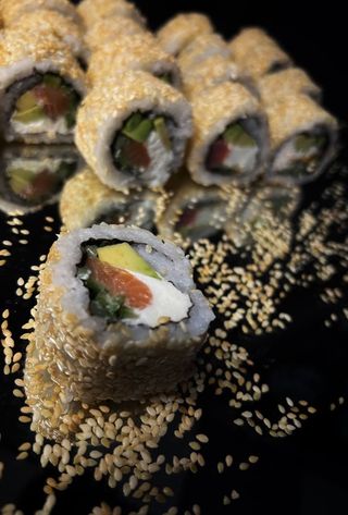 Філадельфія з лососем в кунжуті