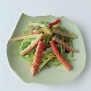 20. Салата от морски деликатеси, краставица и морков (300г)