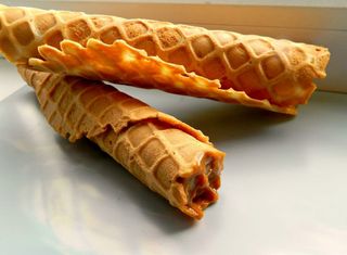 Вафельна трубочка зі згущеним молоком