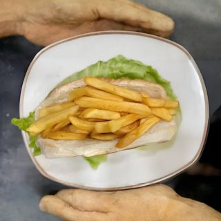 Panino con formaggio svizzero e patatine