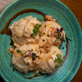 Ensaladilla de gambón al ajillo
