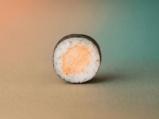 HOSOMAKI Z PIECZONYM ŁOSOSIEM