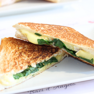 Sandwich de espinaca baby y queso brie 