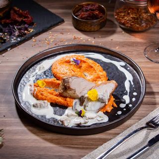 Mușchiuleț de porc cu sos de hribi și piure cu ardei copți