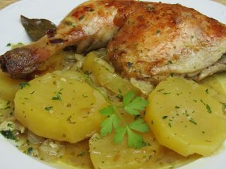 Muslos De Pollo al horno con patatas, cebolla y pimientos