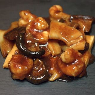 48. Gambas con bambú y setas chinas