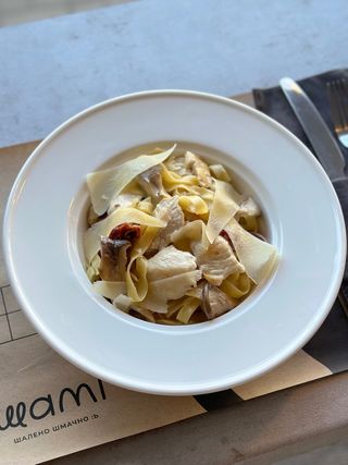 Паста з печерицями та куркою