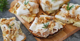 2 Bruschette con Lardo,Miele e Noci