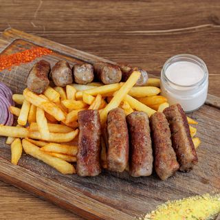 Ćevapi 10 komada sa lukom i pomfritom