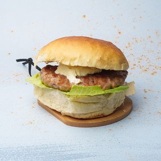 Pljeskavica na kajmaku 300g