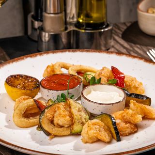 Fritto misto cu sos de rosii picant