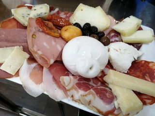 Tagliere di salumi e formaggi locali delle Madonie x 2  persone ..