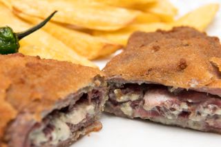 Cachopo De Cecina Y Queso De Cabra Con Patatas