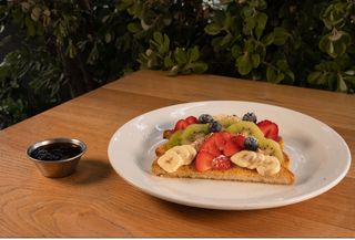 French Toast Frutta Fresca e Sciroppo D'acero