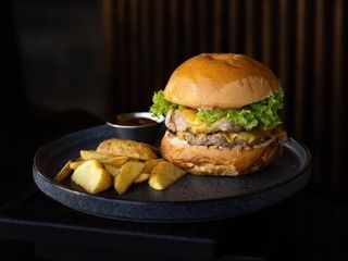 Бургер з яловичиною в беконі XXL ((443/80/40) 563 g)