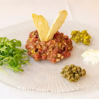 Steak Tartar Cortado A Cuchillo Y Preparado Al Momento.