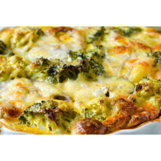 Запечени картофи с броколи, сметана, кашкавал и синьо сирене (380г)