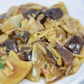 Bambú Y Setas Chinas Salteadas