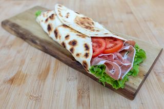 Rotolo crudo di Parma, mozzarella di bufala , pomodorini, rucola