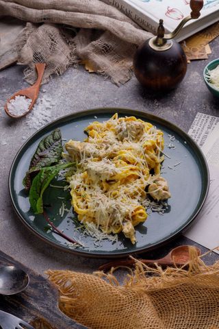 Pasta cu pui în Sos cremos