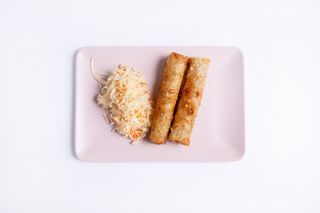 Sajgonki z ryżem i surówka