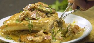 POLLO CON SALSA DE BACON Y CHAMPIÑONES