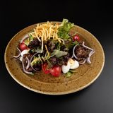 Салат с теплой кониной