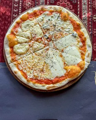 Pizza 4 sira