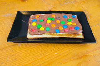 Waffles Cu Nutella Și Bomboane M&M`s