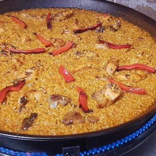 Arroz con conejo y pimientos