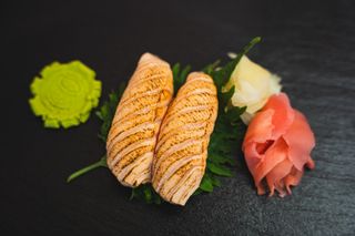 Nigiri Łosoś opalany 2 szt.
