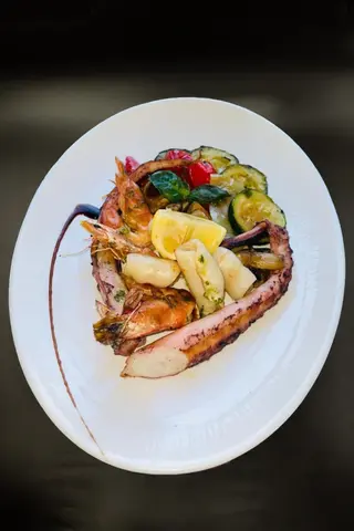 Platou fructe de mare si legume la gratar