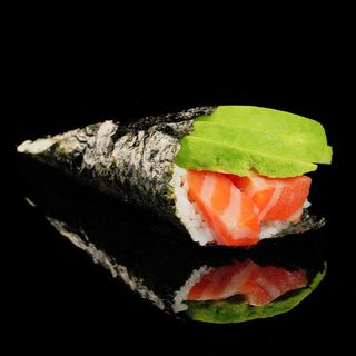 Temaki salmón