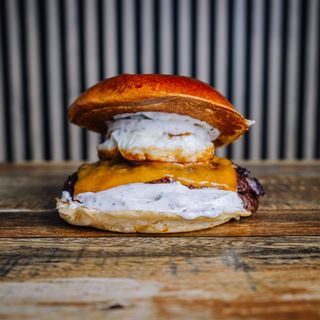 Menú Hamburguesa Trufada Con Patatas Y Bebida