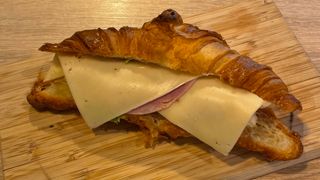 Croissant z szynka i serem